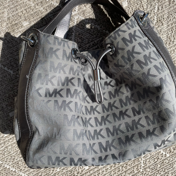Michael Kors MK gray Drawstring Shoulder bag - Picture 2 of 10